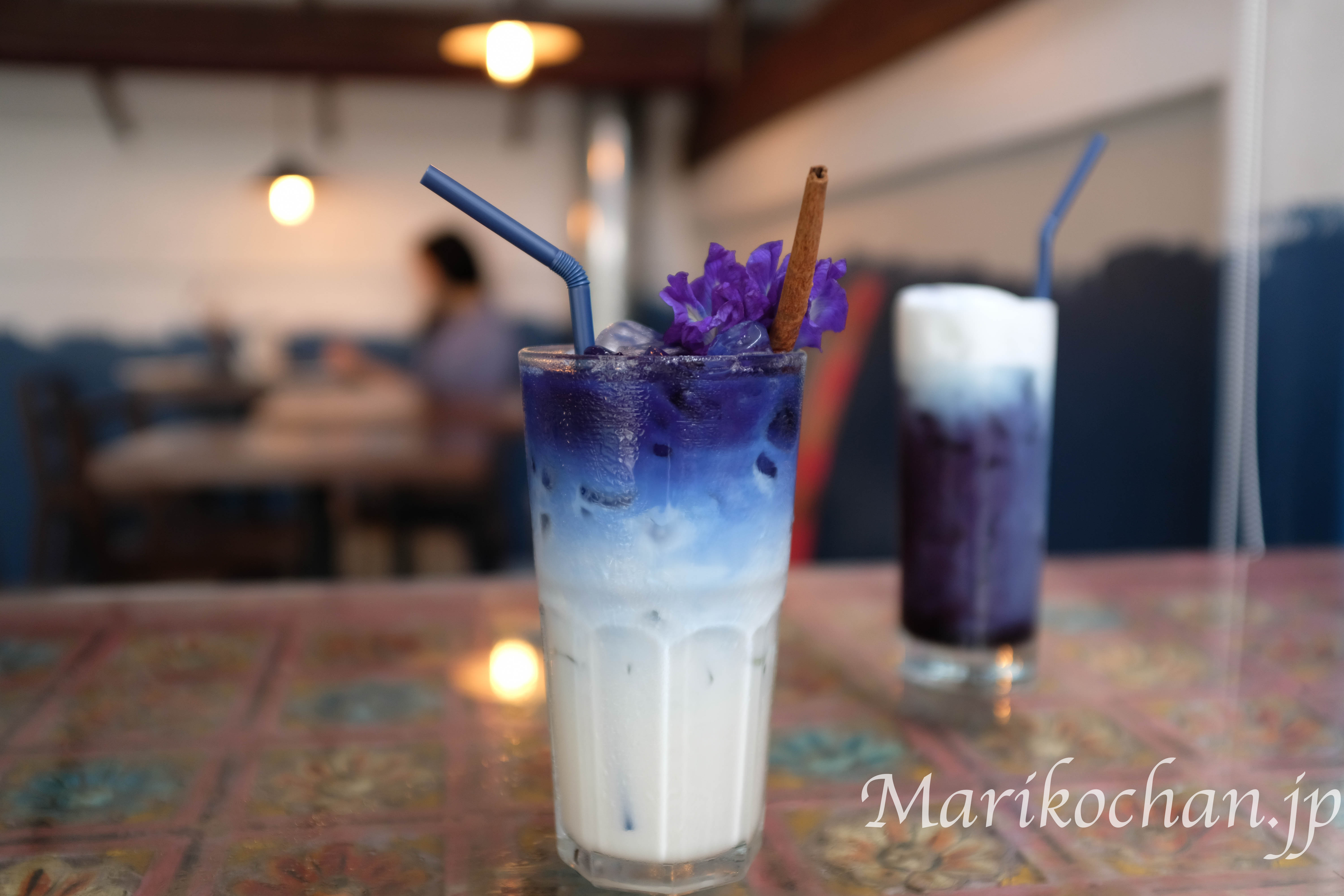 青いラテで人気のカフェ ブルーホエール マハラート タイ現地採用